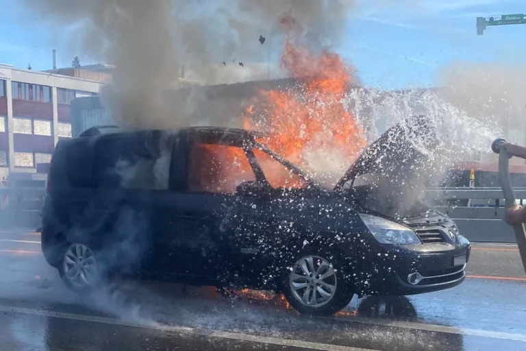 A14 Risch Rotkreuz ZG – Totalschaden nach Motorenbrand