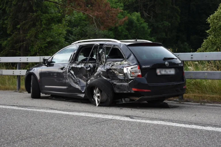 Staad SG - Lastwagenfahrer baut wegen Ablenkung Unfall!