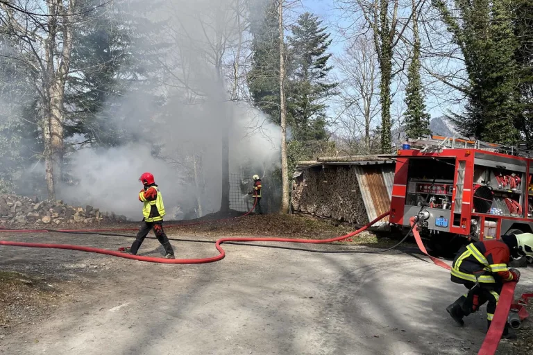 Morschach SZ – Altholzablagerungen in Brand geraten