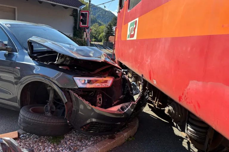 Deutschfeistritz ST – PKW prallt gegen Zug