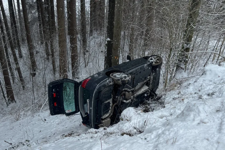 Appenzell AI: Fahrzeug rutscht bei winterlichen Verhältnissen eine Böschung hinunter