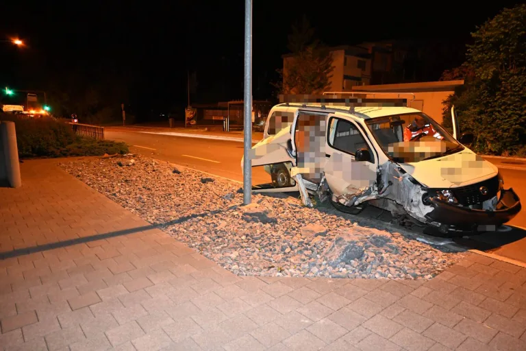 Unfall heute in Flawil SG - Alkoholisierter Lieferwagenfahrer gegen einen Metallzaun geprallt 