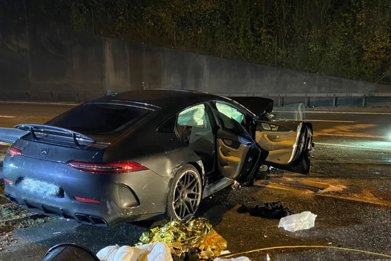 Drama in Arisdorf BL - Kontrolle über Mercedes AMG verloren -18-Jähriger tot - vier Personen zum Teil schwer verletzt!