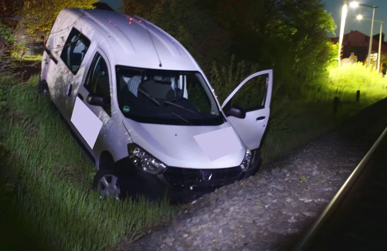 Rahden - Lieferwagen gegen Gleisbett gelenkt - Fahrer schwer verletzt