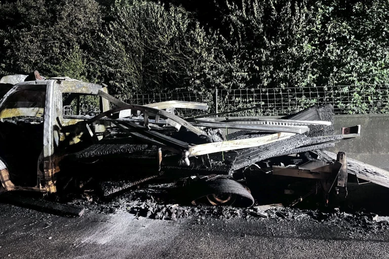A2 Pratteln -Fahrzeugbrand auf Autobahn erfordert Feuerwehreinsatz