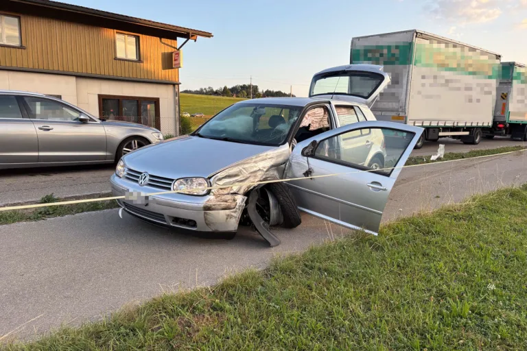 Verkehrsunfall in Lütisburg SG – Auto prallt in Lieferwagen