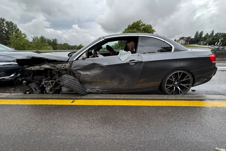 Heftiger Unfall in Warth TG – 18-jähriger Autolenker kollidiert mit Lastwagen