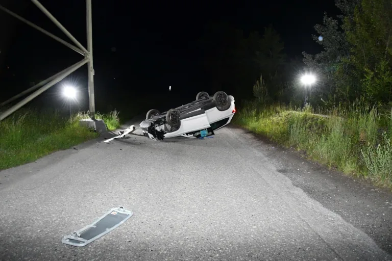 Unfall Haldenstein GR - Totalschaden nachdem der Wagen in einen Strommasten prallte