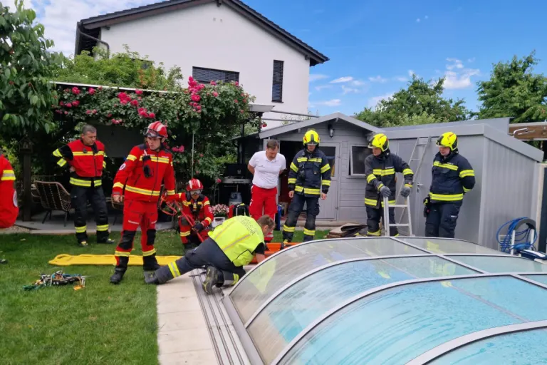Unfall in Engerwitzdorf – Mann stürzte in Poolschacht