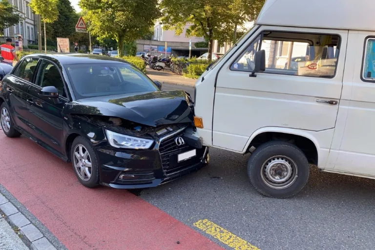 Stadt Schaffhausen - Totalschaden nach Frontalkollision