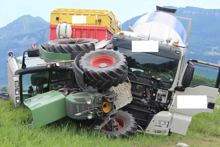 Hohenems - Unfall zwischen Traktor und LKW