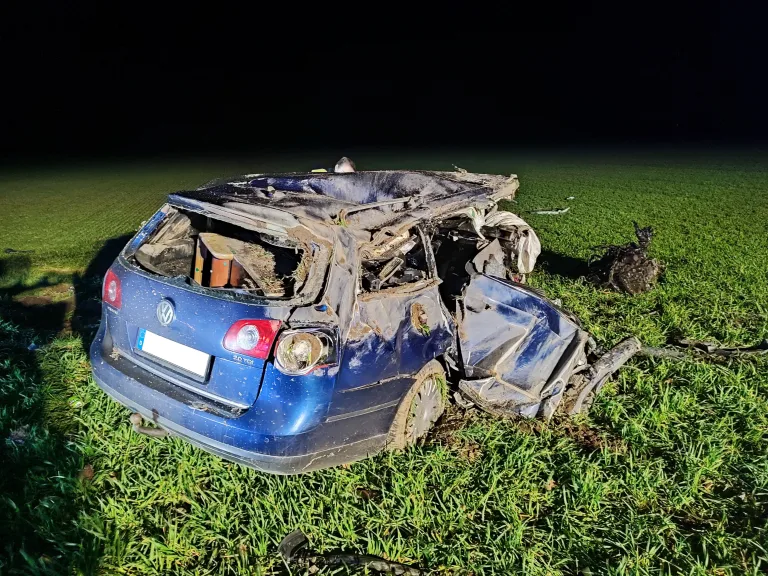 Bedburg-Hau – Fahrzeug in zwei Teile gerissen – 22-jähriger Fahrer verletzt