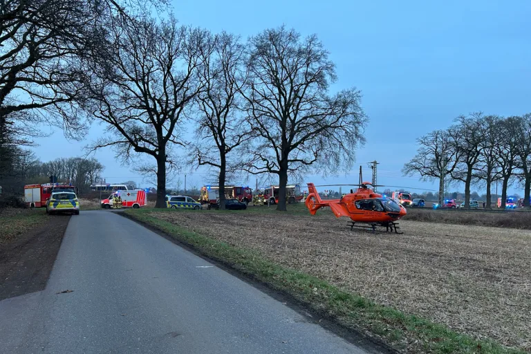 Alpen – Autofahrer nach Unfall mit Regionalbahn schwer verletzt