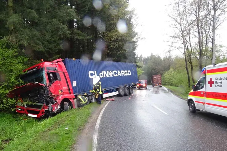 Pronsfeld - Zwei Sattelschlepper krachten frontal zusammen