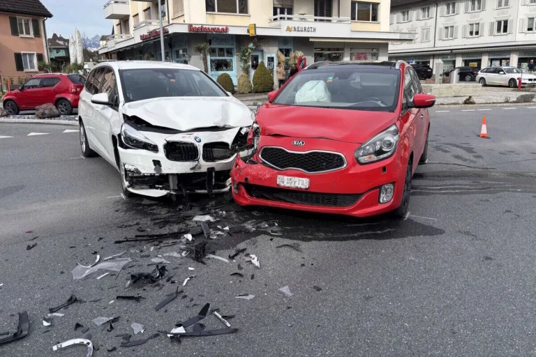 Sargans SG – Hoher Sachschaden nach Kollision zwischen zwei Autos