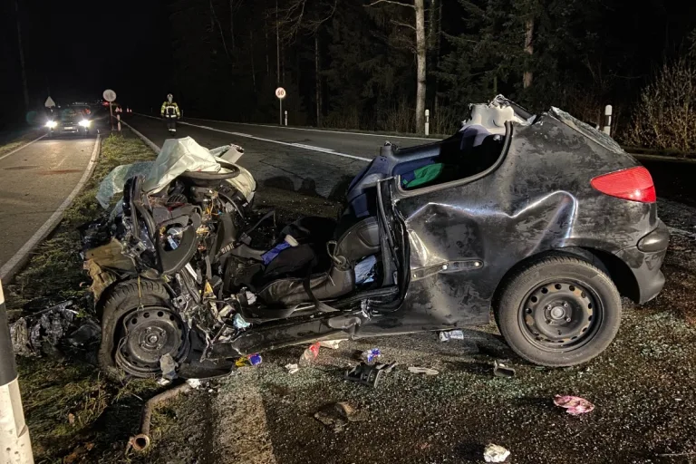 Frontalkollision in Bremgarten AG - Kontrolle über Auto verloren! 5 Personen verletzt
