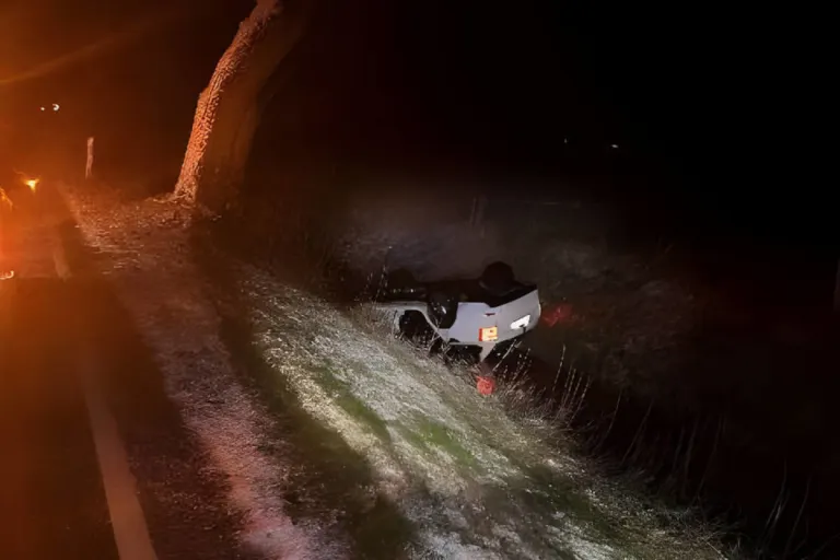 Glätteunfall bei Wangerland: Autofahrer überschlägt sich mit Pkw