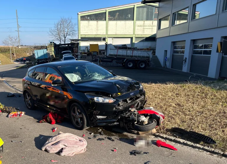 Muolen SG – Kollision zwischen Auto und Roller – Rollerfahrer unbestimmt verletzt