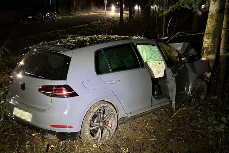 Wohlen AG – Junglenker kommt bei Unfall von Strasse ab und kollidiert mit Baum