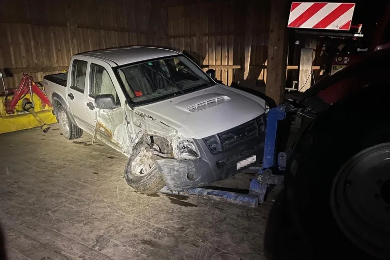 Feldis/Veulden GR - Auto nach Unfall im Stall versteckt