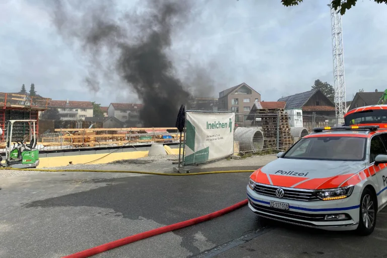Steinhausen ZG – Flammen und Rauch auf einer Baustelle