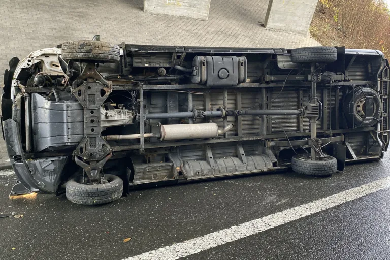 Ebikon – Verbindungsrampe A2/A14 LU - Lieferwagen bei Unfall umgekippt 