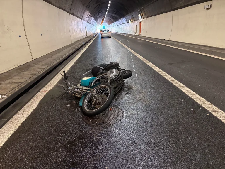 Neuhaus SG – Motorradfahrer bei Unfall im Tunnel schwer verletzt
