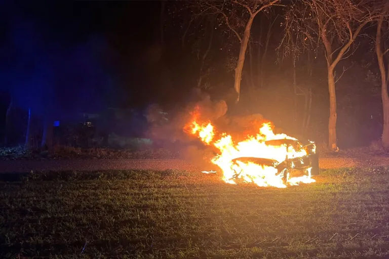 Ottersberg NI – Fahrzeug brennt nach Unfall