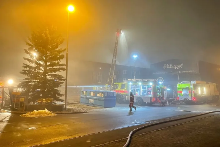Affoltern am Albis ZH  - Grossbrand in Entsorgungsbetrieb