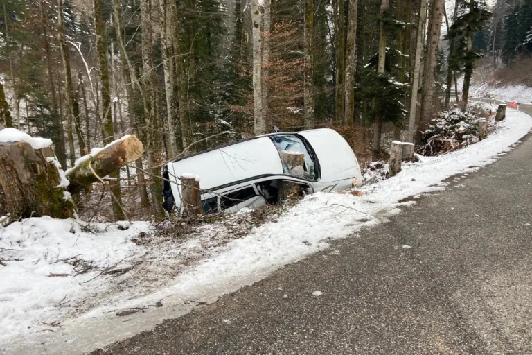 Lampenberg BL - Totalschaden nach Selbstunfall