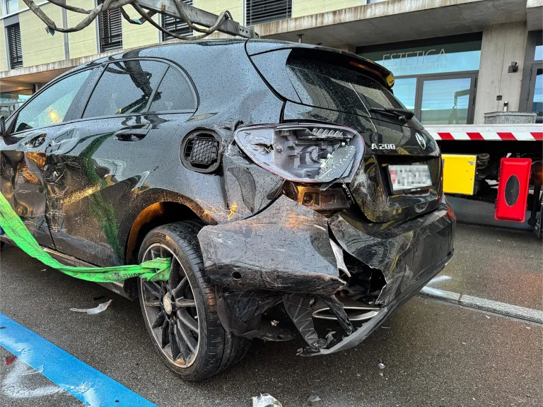 St.Gallen – Lieferwagen prallt in parkiertes Auto 