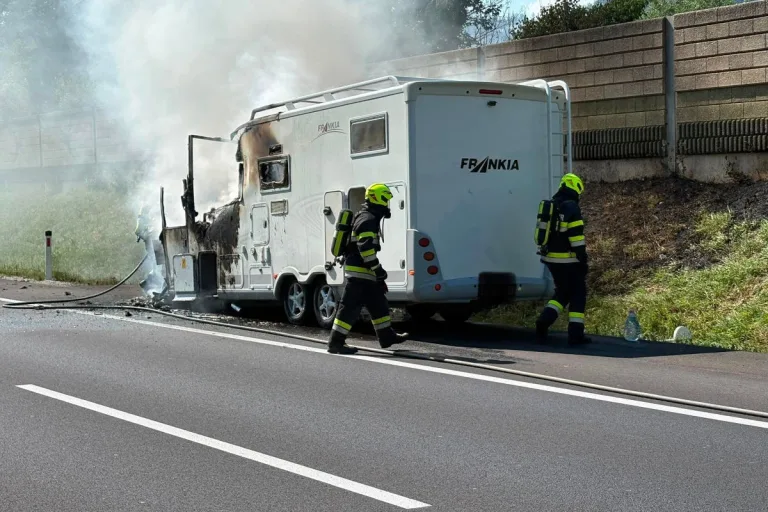 Mautern – Wohnmobil brennt auf der Pyhrnautobahn aus