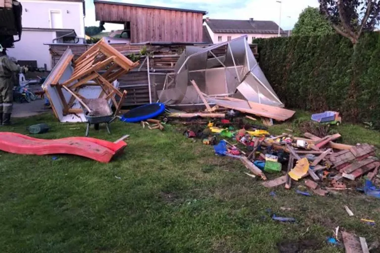 Sebersdorf - 17-jähriger Alkolenker kracht in Kinderspielplatz!