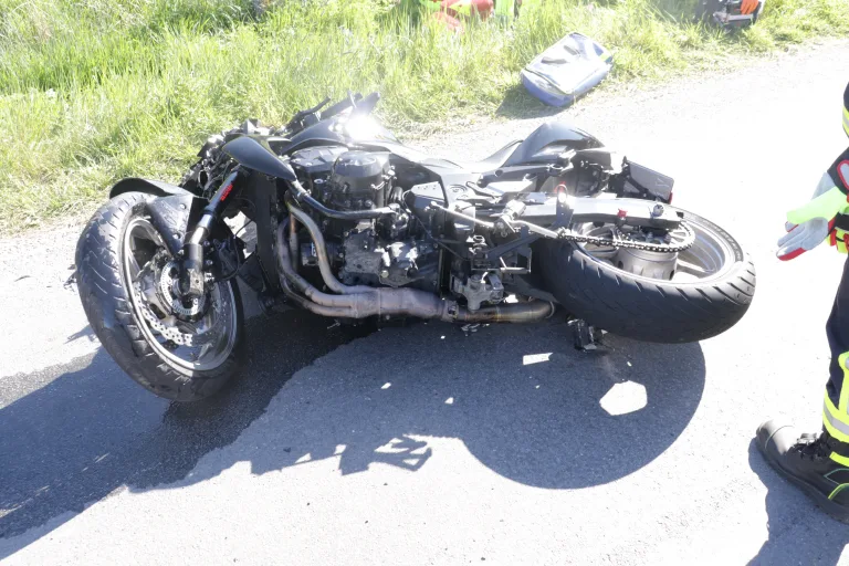 Marienmünster – Schwerer Unfall zwischen Motorrad und Pkw