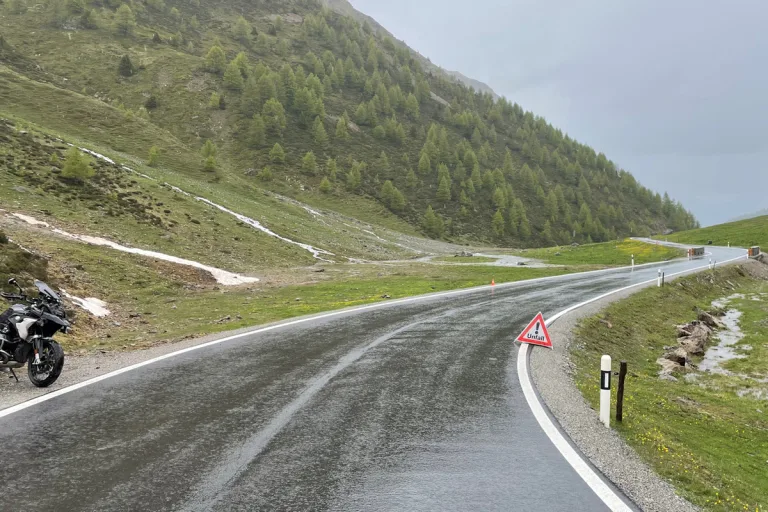 Scuol GR - Zwei Motorradfahrer verunfallt 