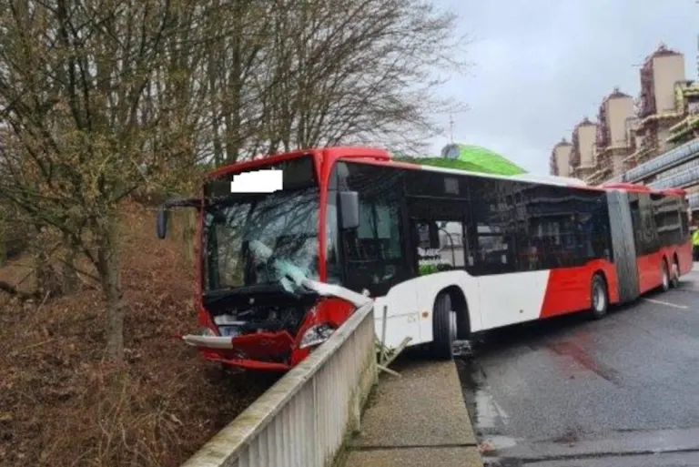 Aachen: Unfall mit Linienbus verläuft glimpflich
