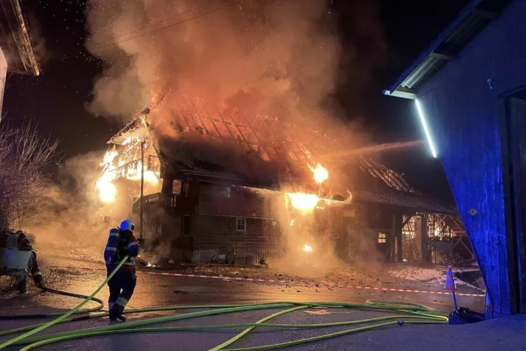 St. Ursen FR – Brand zerstört Wohnhaus und Scheune 