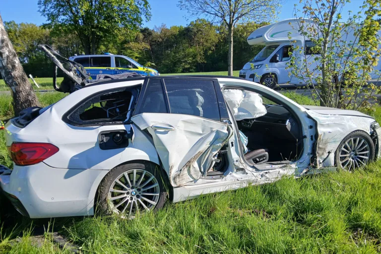 Schermbeck – Schwerer Unfall von Pkw und Pferdeanhänger