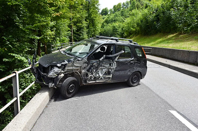 Emmetten NW – Angetrunkener Fahrzeuglenker verursacht einen Unfall