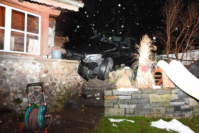 Unfall in Lichtensteig SG - Auf einer Mauer eines Gartens gelandet 