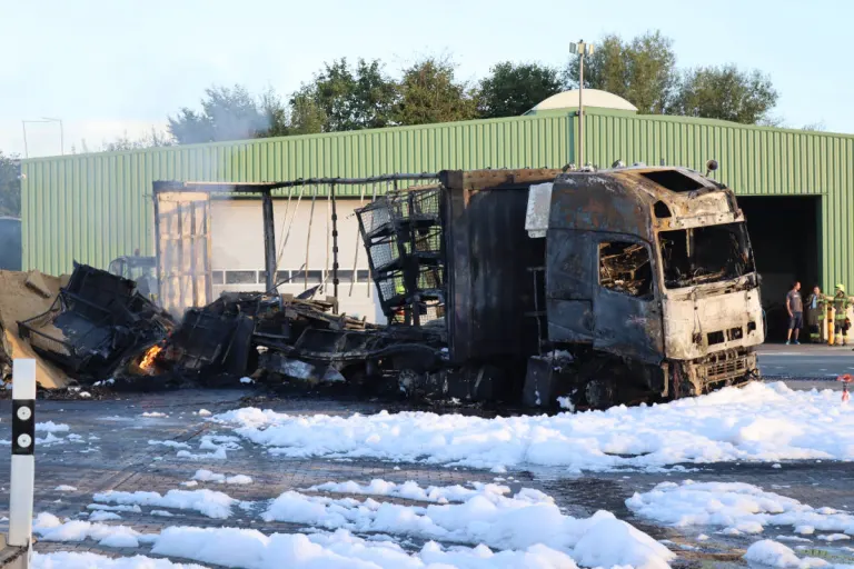 Gangelt-Birgden – Eine verletzte Person bei Großbrand in Spedition