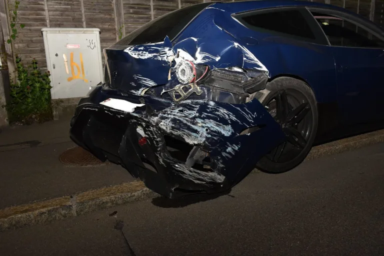 Dietikon ZH – Grosser Sachschaden bei Verkehrsunfall