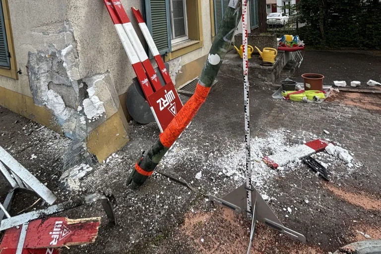 Thürnen BL – Promille-Fahrer donnert bei Unfall in Liegenschaft