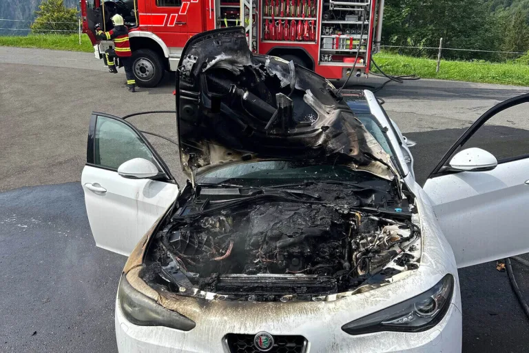 Muotathal SZ - Auto in Brand geraten 