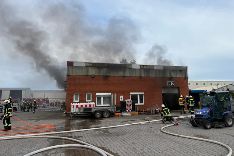 Aurich NI – Autos in Werkhalle in Brand