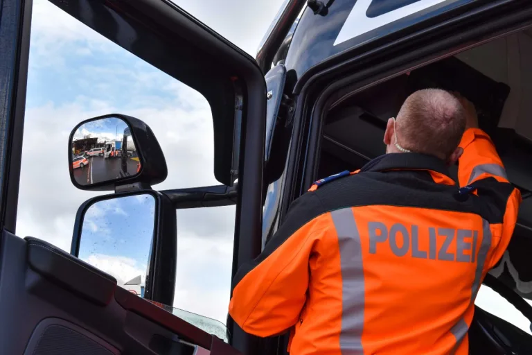 Sevelen SG - Fahrunfähig und ohne Ausweis am Steuer eines Lastwagens