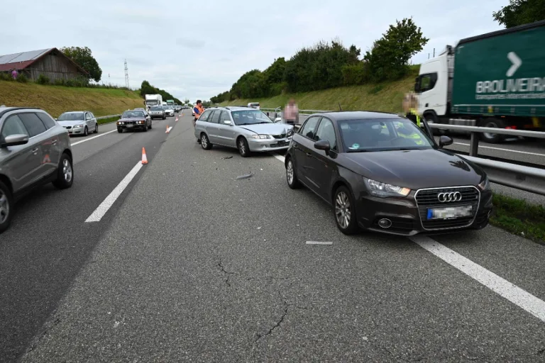 Niederwil SG - Zwei Unfälle - Verkehrsbehinderung durch Fahrzeugteile auf der A1 