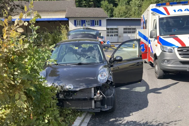 Unfall in Niederurnen GL - Einen Inselschutzpfosten touchiert