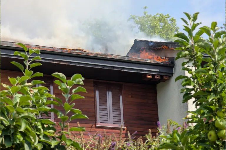 Schaffhausen SH – Brand auf Dach von Reihenhaus durch Solaranlage