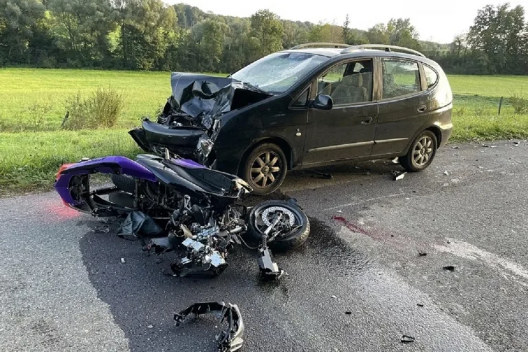 Chandon/Vaulruz FR - Zweiradfahrer bei Unfällen schwer verletzt